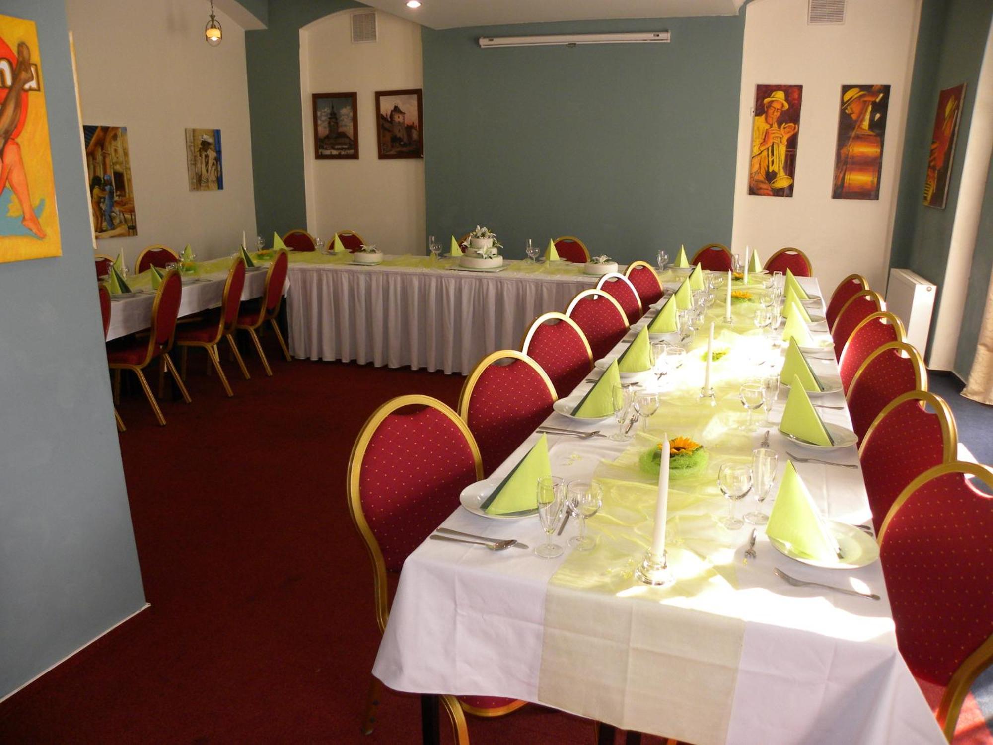 Hotel Cerny Orel Zatec Экстерьер фото