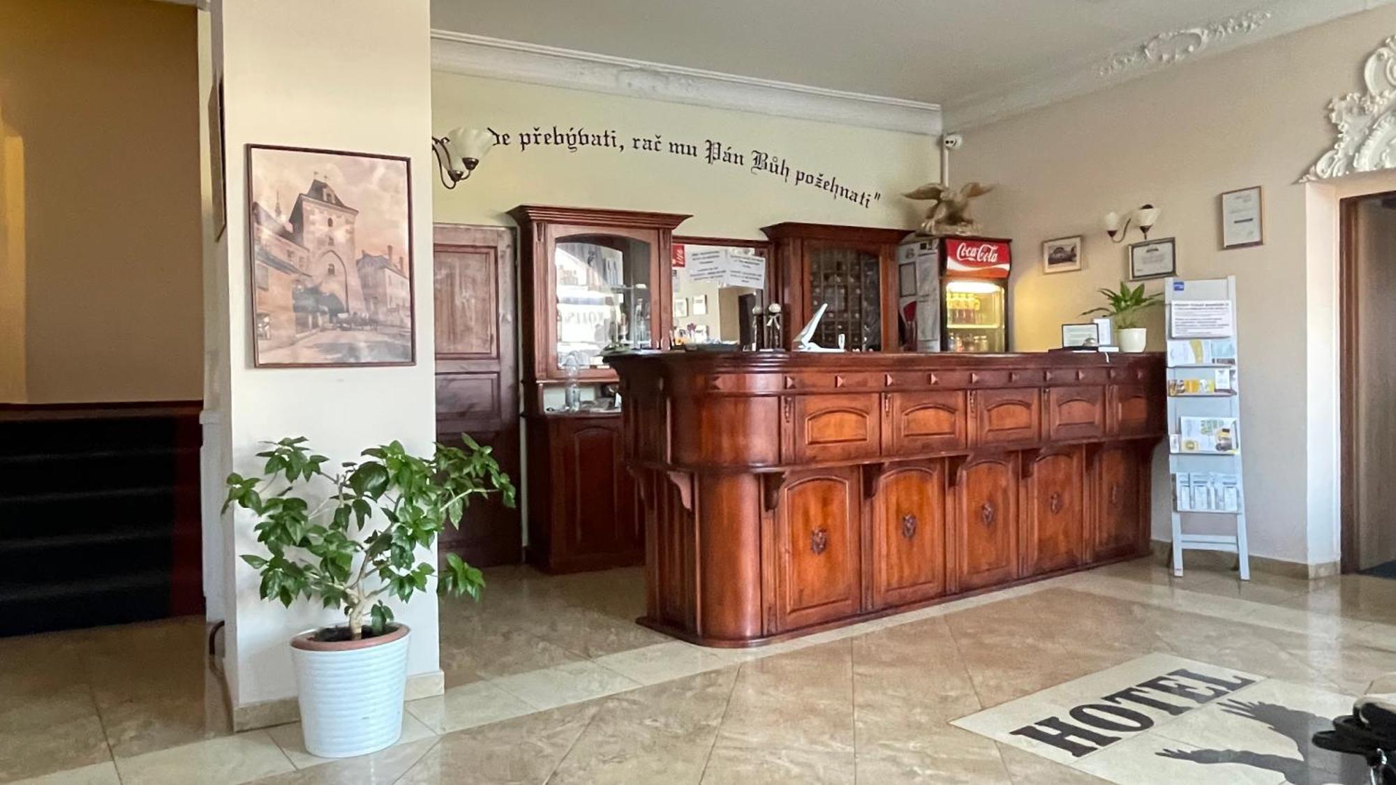 Hotel Cerny Orel Zatec Экстерьер фото