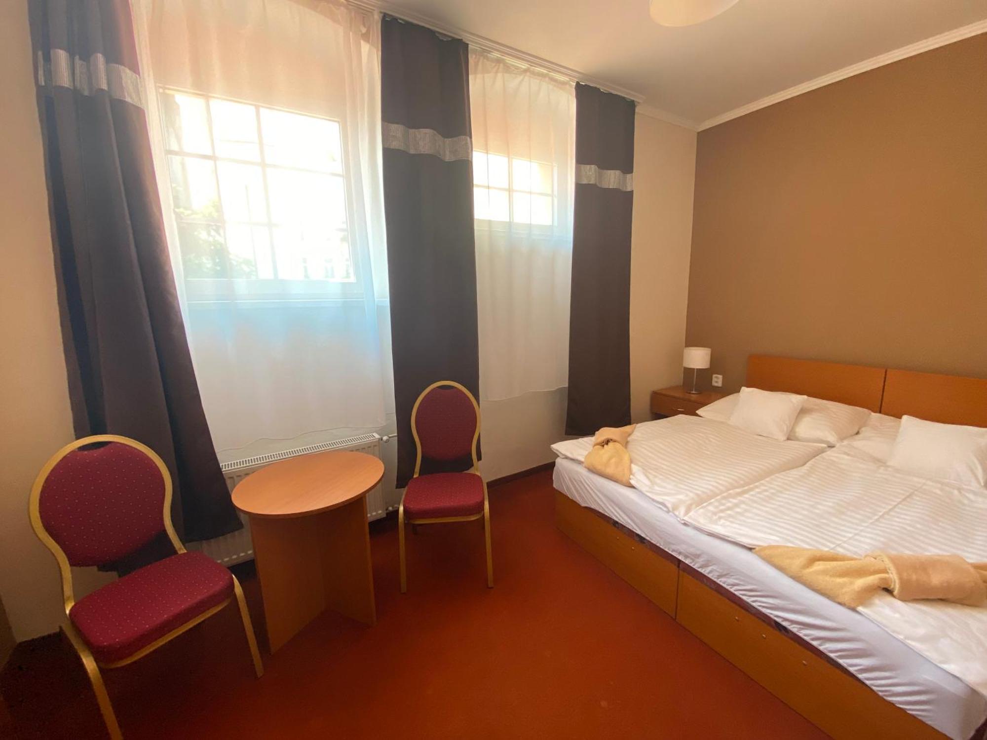 Hotel Cerny Orel Zatec Экстерьер фото