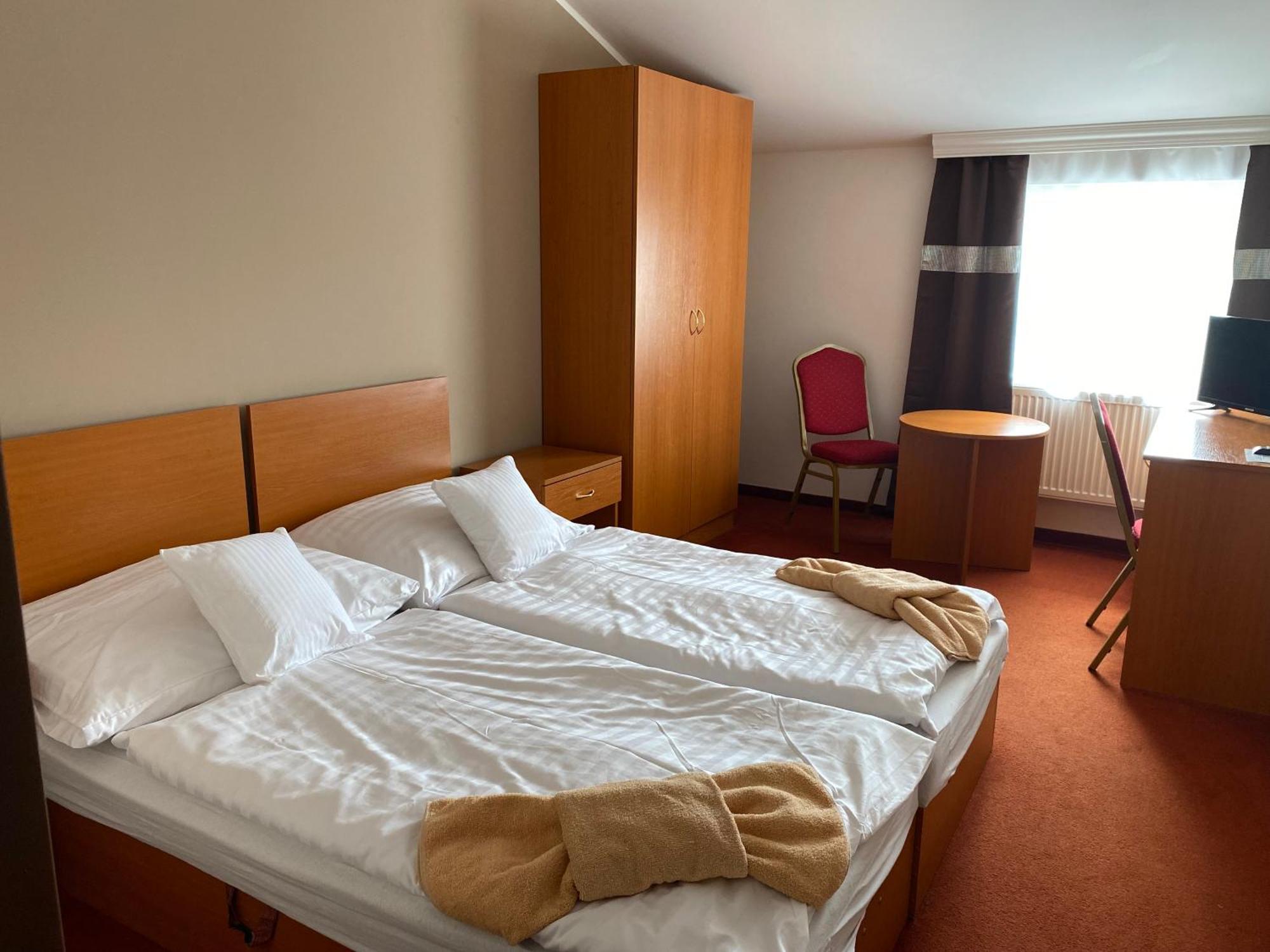 Hotel Cerny Orel Zatec Экстерьер фото